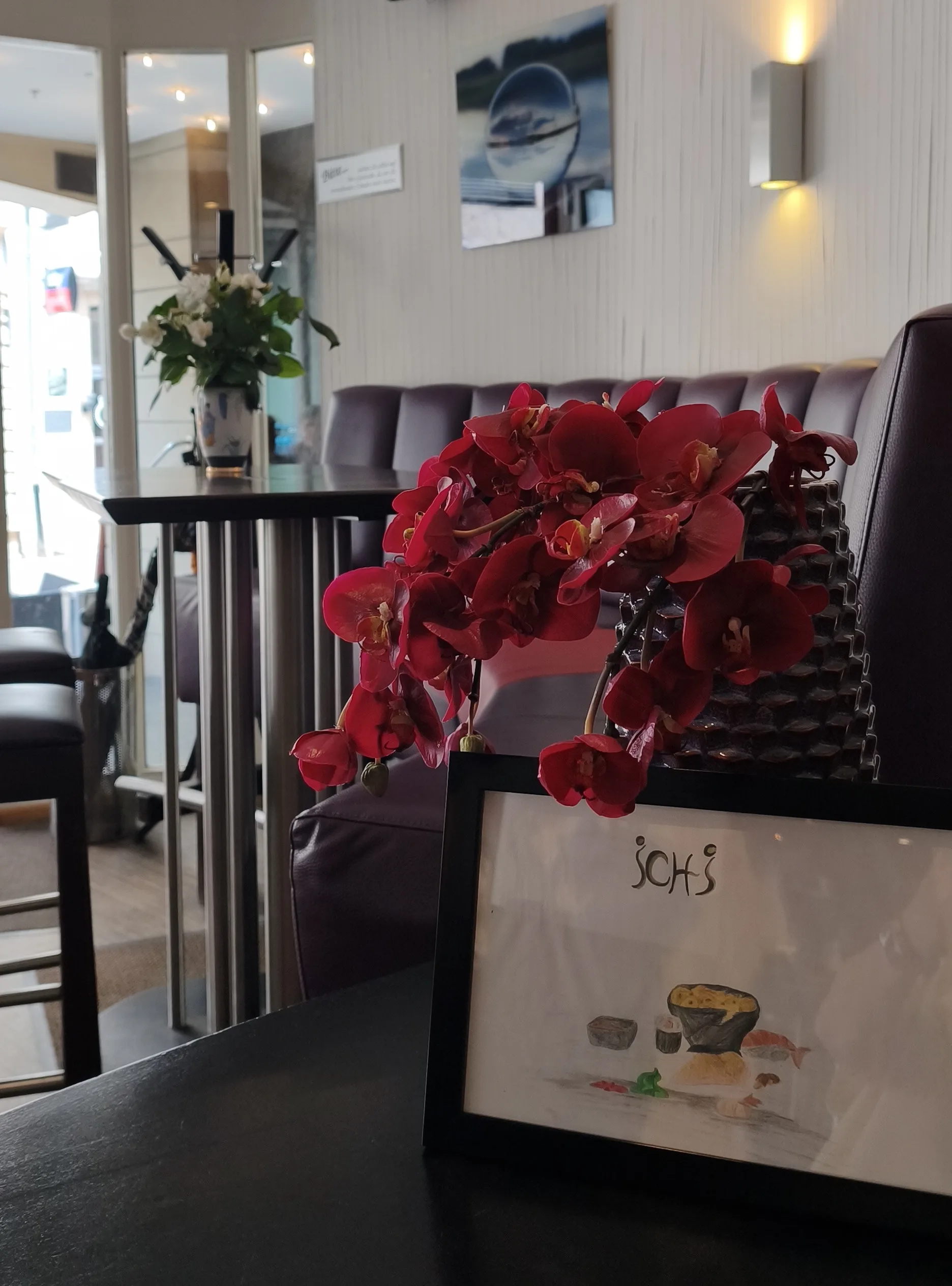 Blumenarrangement im Gastraum des Ichi