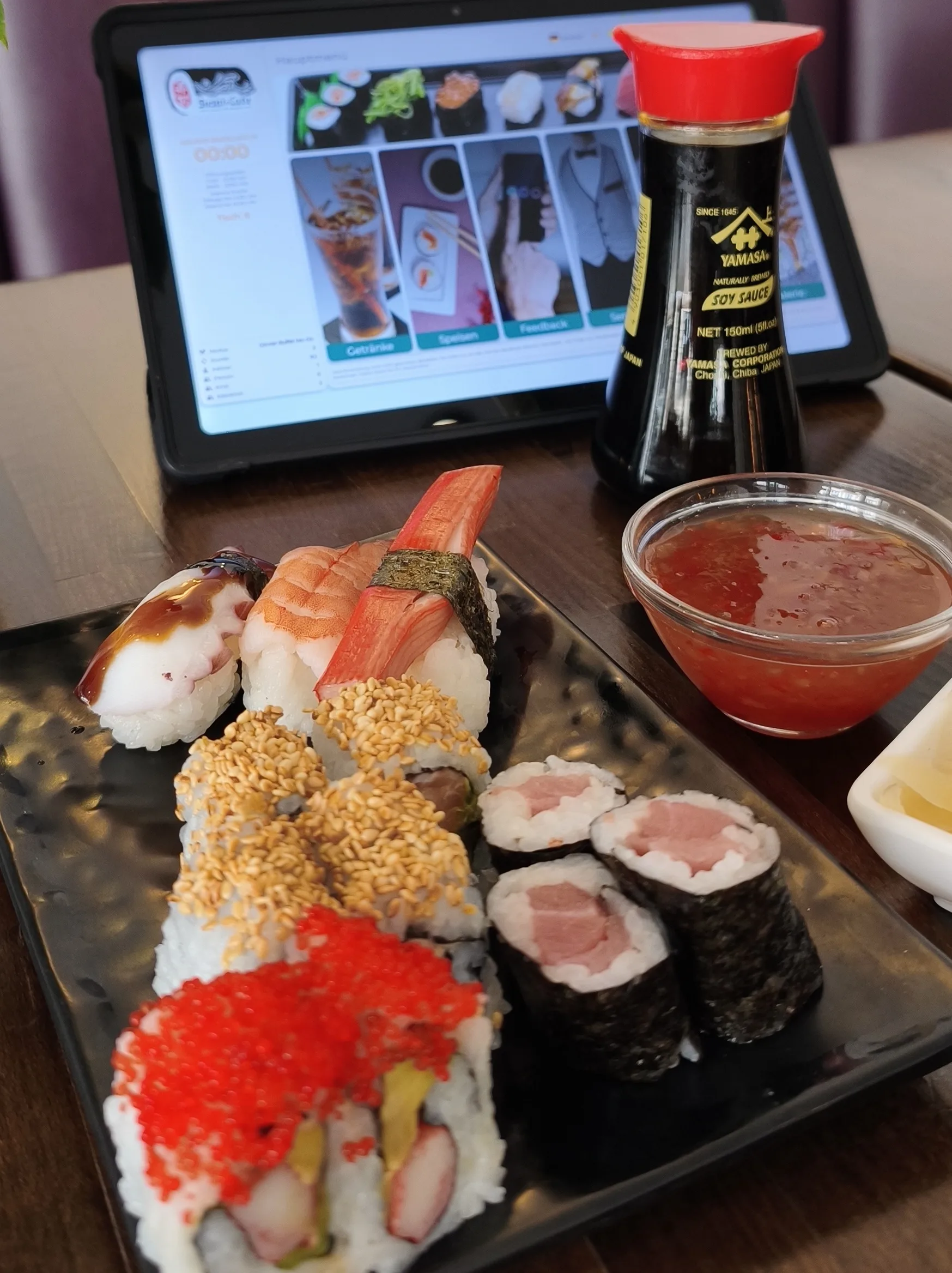 Dekoratives Gefäß und weiße Orchideen im Restaurant