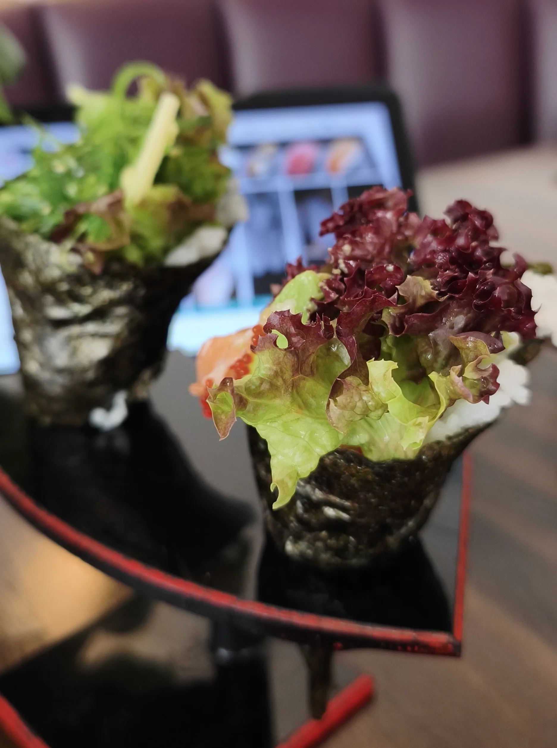 Sushi mit Salat, serviert am Tisch