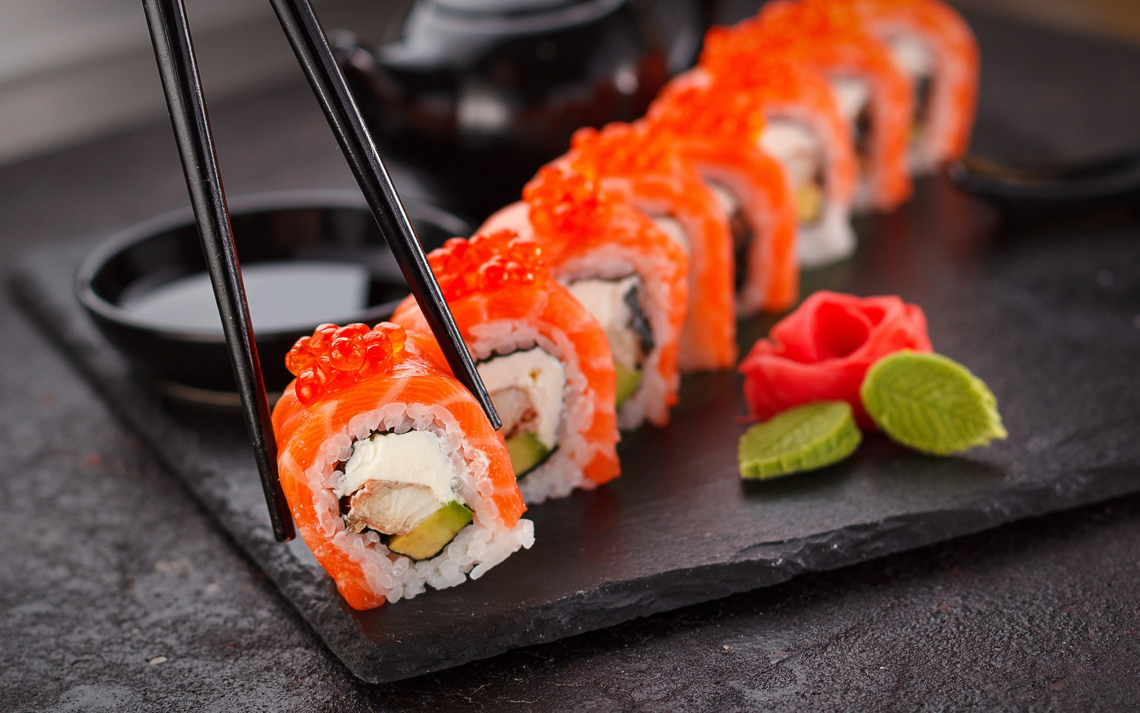 Auswahl aus Sushi, Sashimi und asiatischen Speisen